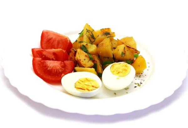 Яйца, лежащие рядом с картошкой и помидорами — стоковое фото