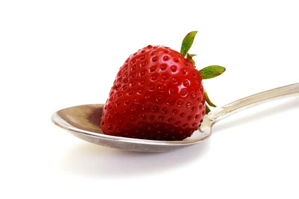 放大的草莓躺在勺子上摄影 — 图库照片