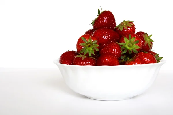 Foto de fresa en cuenco en estudio — Foto de Stock
