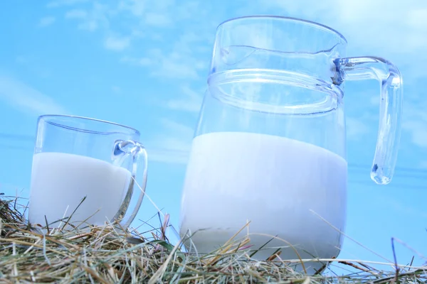 Foto szklankę mleka na niebo — Zdjęcie stockowe