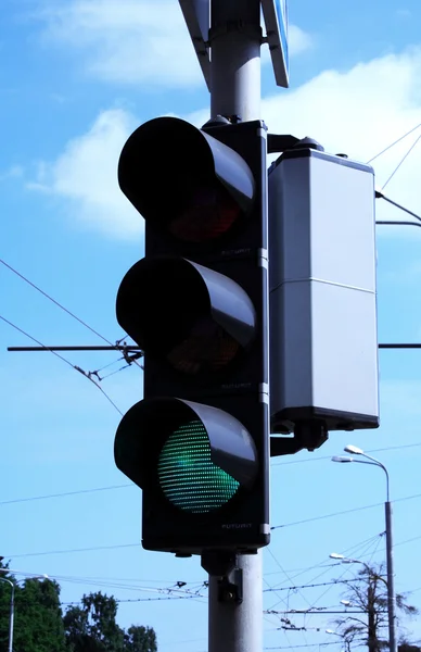 Foto de semáforos mostrando sinal verde — Fotografia de Stock
