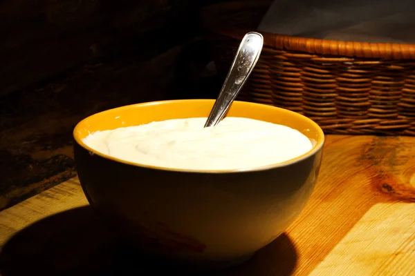 Foto of cream placed at ceramic bowl — Stock Photo, Image
