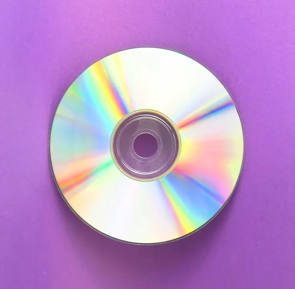 CD-ROM บนพื้นหลังสีม่วง — ภาพถ่ายสต็อก