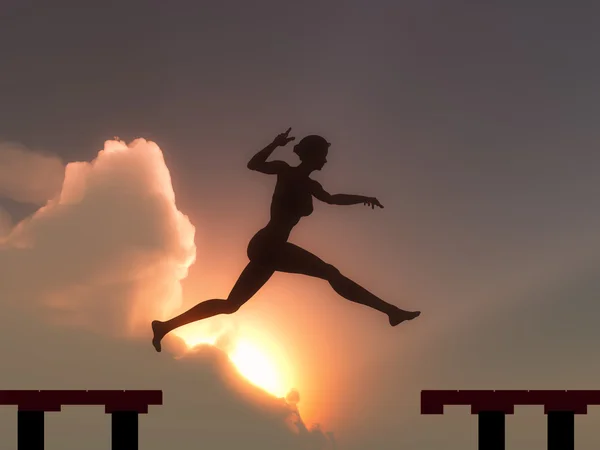 Жінка стрибає через прогалину — стокове фото