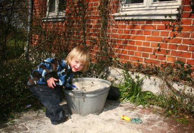 Çocuk sandpit oynama