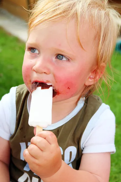 アイスクリーム食べ子 — ストック写真