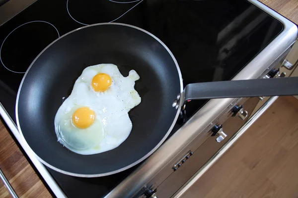 Завтрак с яичницей — стоковое фото