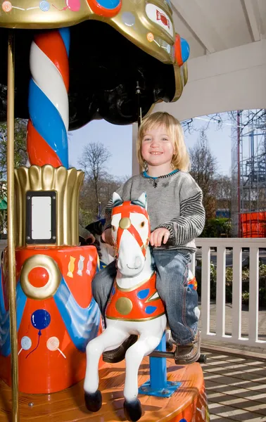 Carrusel alegre ir alrededor de caballo niño —  Fotos de Stock