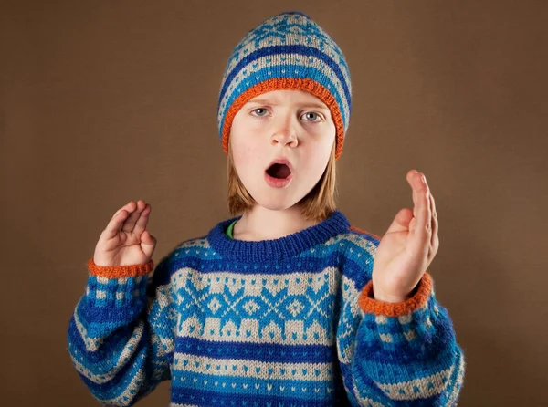 Дитячий светр злий хлопчик капелюха — стокове фото