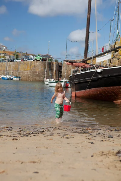 Enfant plage port Cornwall bateau Mousehole — Photo