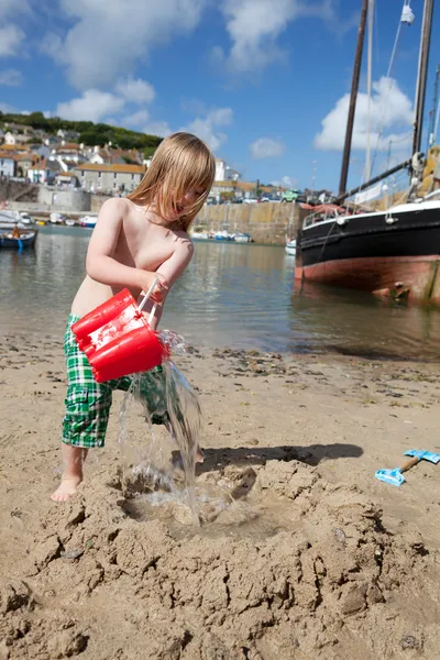 Child beach harbor Cornwall boat Mousehole — Stock Photo, Image