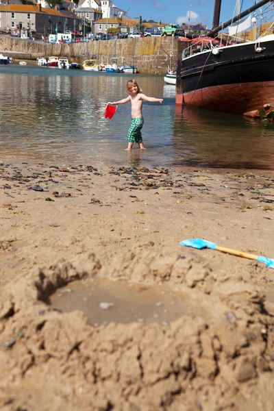 Kind Strand Hafen Kornwall Boot Mausloch — Stockfoto