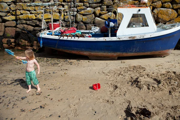 Child beach harbor Cornwall boat Mousehole — Stock Photo, Image