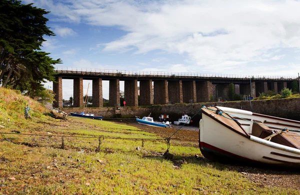 Bateaux fluviaux pont à marée basse Angleterre — Photo