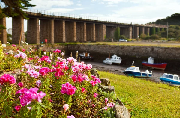 Bateaux fluviaux pont à marée basse Angleterre — Photo