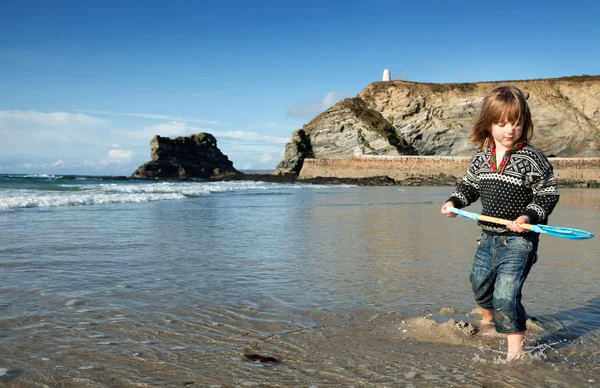 Praia criança paisagem Cornwall pá de água — Fotografia de Stock