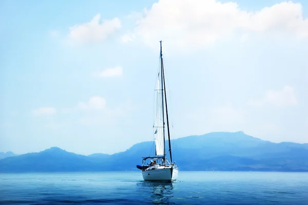 Jacht i błękitne wody oceanu — Zdjęcie stockowe