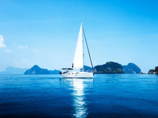 Яхта и голубой океан — стоковое фото