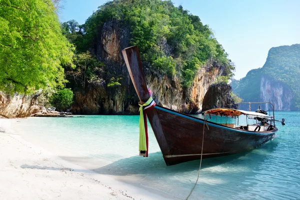 Lange boot op eiland in thailand — Stockfoto