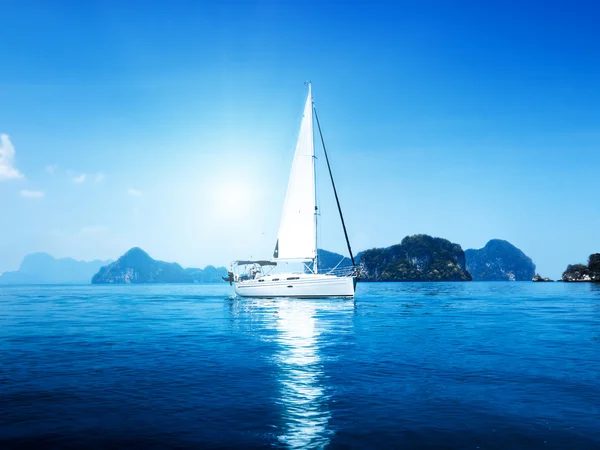Jachty a modré vody oceánu — Stock fotografie