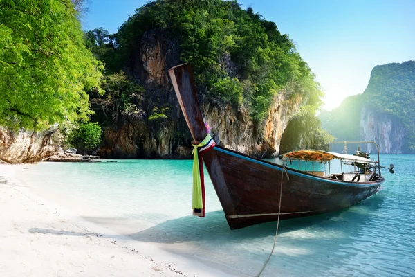 Lång båt på ön i thailand — Stockfoto