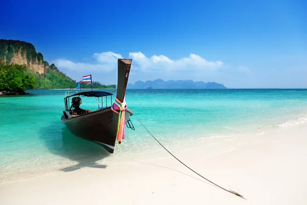 Długa wyspa łódź i poda w Tajlandii — Zdjęcie stockowe