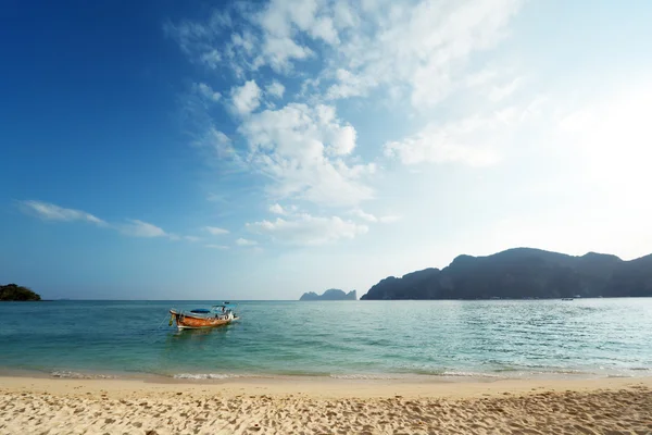 Coucher de soleil sur la plage Phi Phi île de Thaïlande — Photo