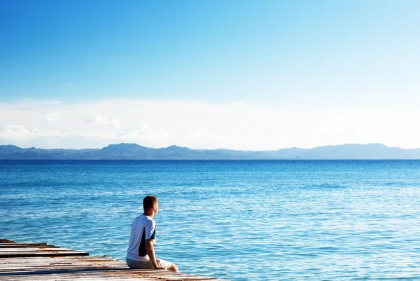 Jonge man ontspannen aanbrengen op pier — Stok fotoğraf