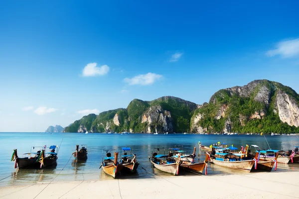 Лодки на острове Пхи Пхи Таиланд — стоковое фото