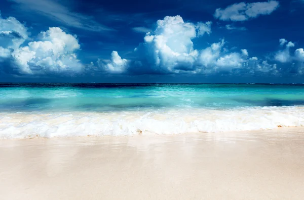 Море и песок — стоковое фото
