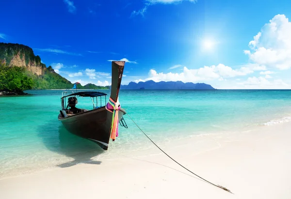タイでの長いボートと poda 島 — ストック写真