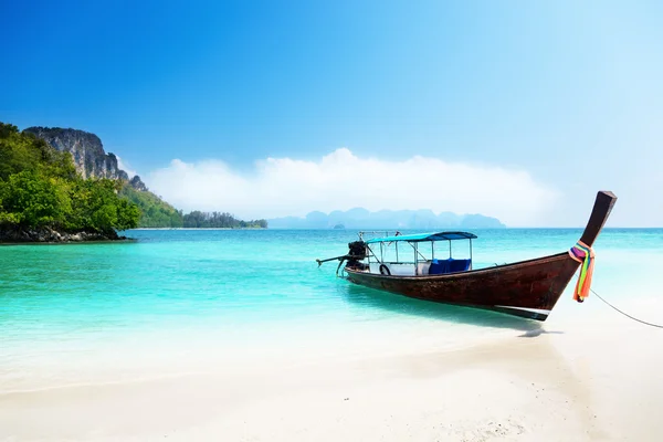 Langboot und Insel Poda in Thailand — Stockfoto