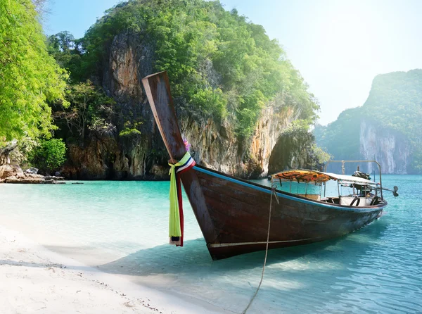 Langes Boot auf Insel in Thailand — Stockfoto
