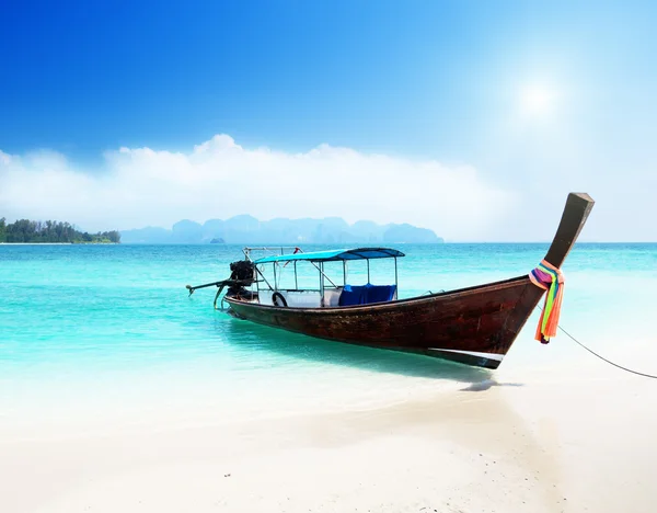 Lång båt och poda island i thailand — Stockfoto