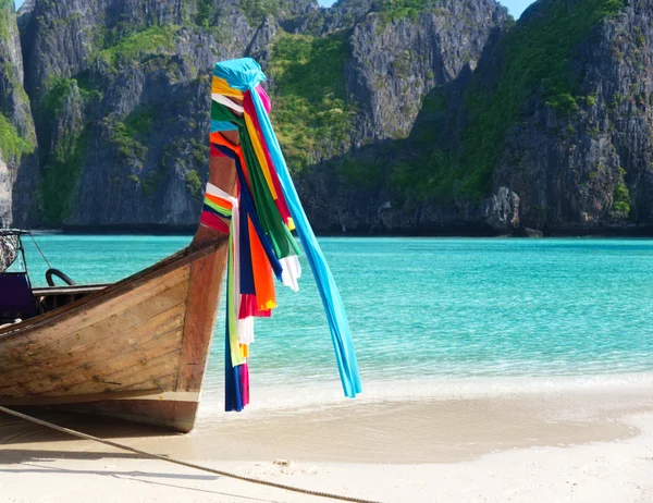 Βάρκα στην αμμουδιά του νησιού maya bay phi phi — Φωτογραφία Αρχείου
