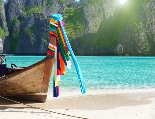 Boat on sand of Maya bay Phi phi island — Stock Photo, Image