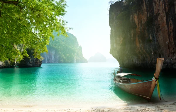 Long boat on island in Thailand — Stock Photo, Image