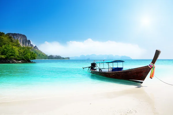 Langboot und Insel Poda in Thailand — Stockfoto