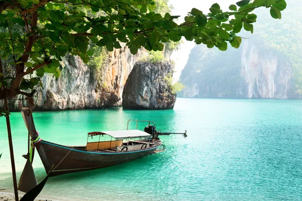 Довгий човен на острові в Таїланді — стокове фото