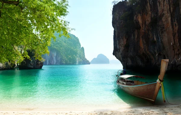 Длинная лодка на острове в Таиланде — стоковое фото