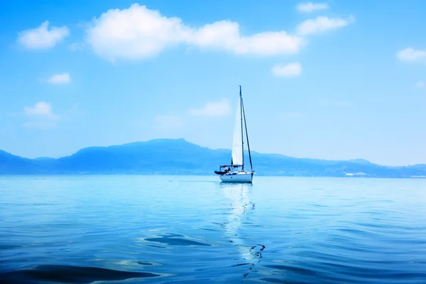 Yate y océano de agua azul — Foto de Stock
