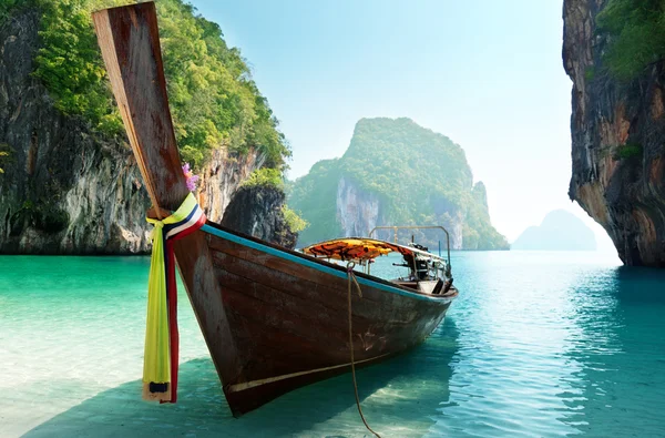 Barco e islas en andaman mar Tailandia — Foto de Stock