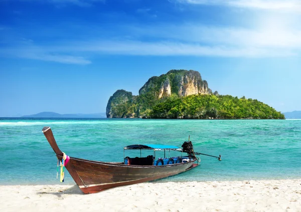 Barco largo y la isla de la poda en Tailandia — Foto de Stock