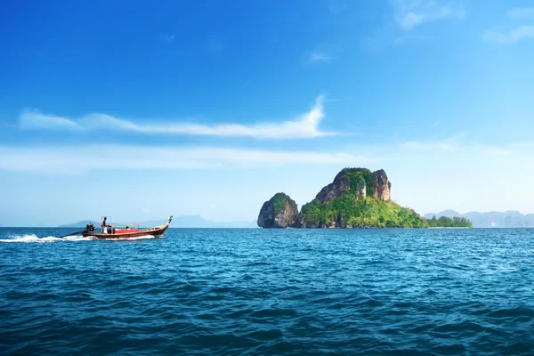 Barco de velocidad y la isla de Poda en Tailandia — Foto de Stock