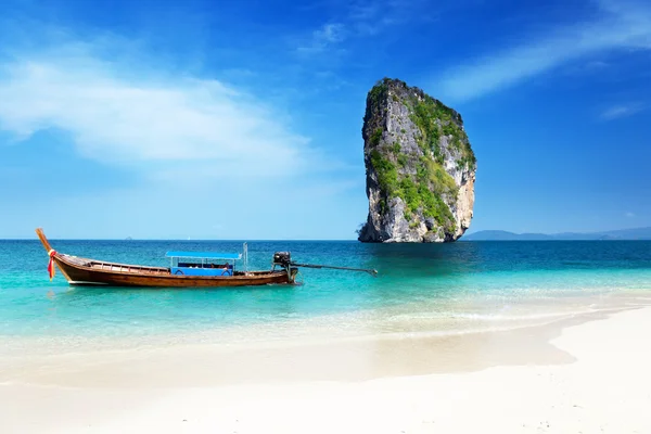 Lunga barca e isola poda in Thailandia — Foto Stock