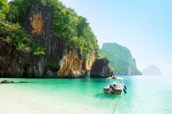 Лодка на острове в Таиланде — стоковое фото