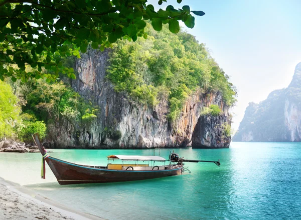 Tayland ada üzerinde uzun tekne — Stok fotoğraf