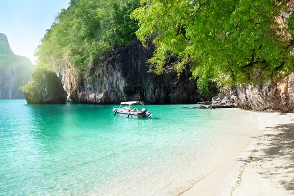 Лодка на острове в Таиланде — стоковое фото