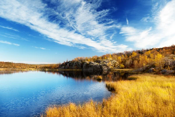 Mountain autumn lake in north of Russia — Stock Photo, Image