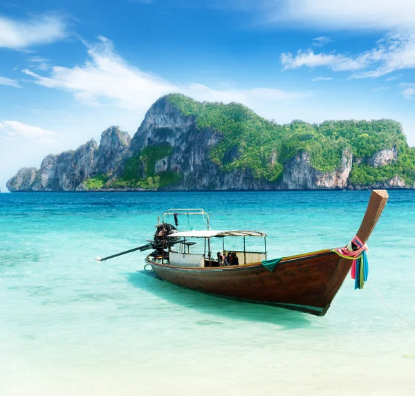Barco en la isla Phi Phi Tailandia — Foto de Stock